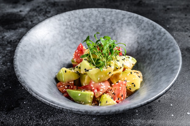 Menú de dieta Ensalada saludable con verduras frescas tomates, aguacate, rúcula, espinacas en un bol