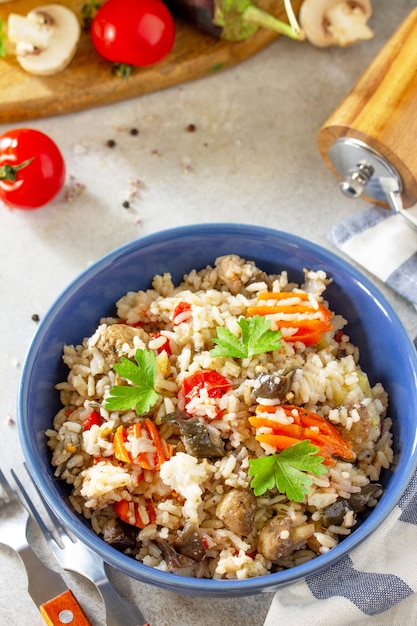 Menú dietético Comida sana Vegetales vegetarianos Setas pilaf Arroz con berenjena