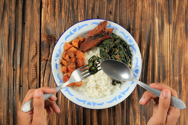 Menú Eat Nasi Warteg Arroz blanco al vapor con varias guarniciones