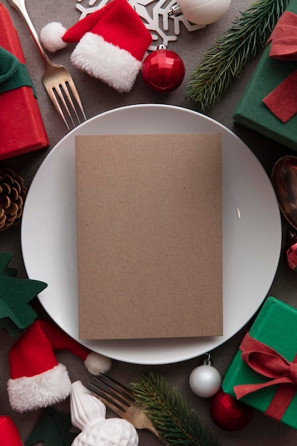 Menu em branco da refeição de natal menu de papel em branco em um prato de jantar cercado por decorações festivas
