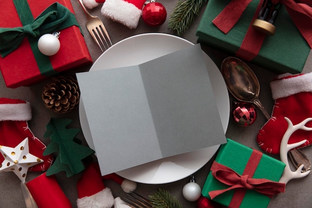 Menu em branco da refeição de Natal menu de papel em branco em um prato de jantar cercado por decorações festivas