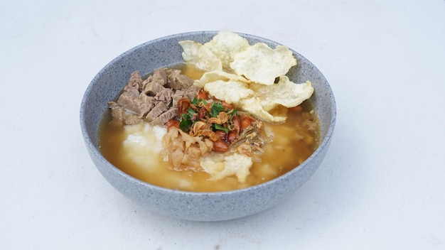 El menú Gachas de carne en un tazón se ve muy delicioso.