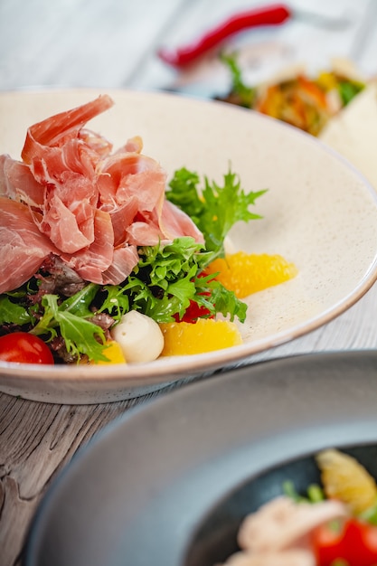 Foto menú de inicio de restaurante de ensalada vegetariana con rodajas de carne