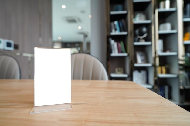 Foto menu mack up em branco para promoção de marketing de texto mock up quadro de menu em pé em mesa de madeira no espaço do restaurante para textxa