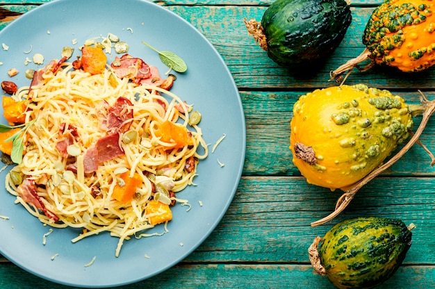 Menú de otoño, pasta con calabaza y tocino, pasta carbonara, pasta con calabaza al horno