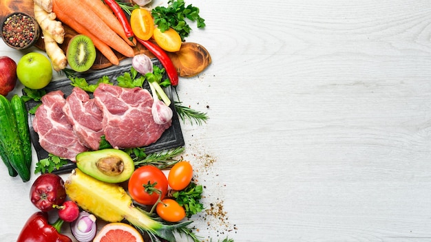 Foto menú de proteínas carne de ternera verduras y frutas fondo de alimentos