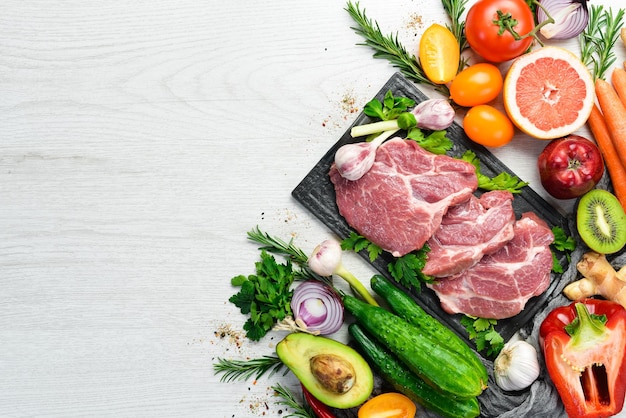 Menú de proteínas carne de ternero verduras y frutas antecedentes alimentarios