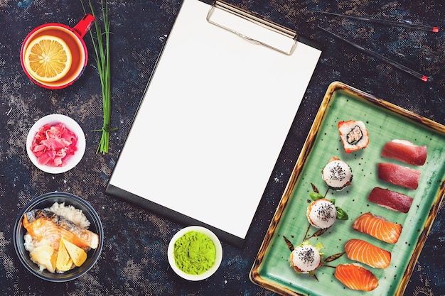 Menú de restaurante en blanco en una escena de barra de sushi