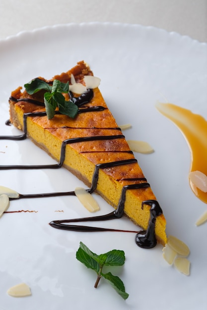 menú para el restaurante tarta de queso de calabaza aderezado con cobertura de chocolate y caramelo