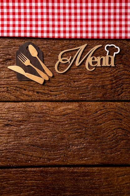 Menú del restaurante. Vista superior del menú de madera en el escritorio de madera rústica con accesorios.