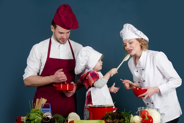 Menú saludable familia cocinando juntos relaciones familiares comida sana en casa estilo de vida saludable