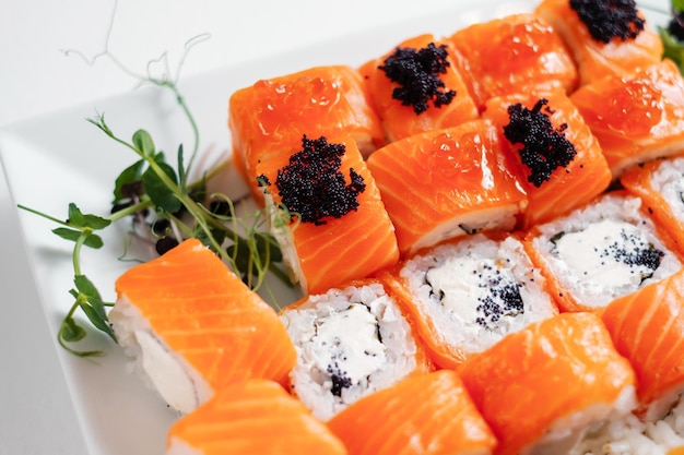 Menú de sushi Comida japonesa decorada con vegetación.