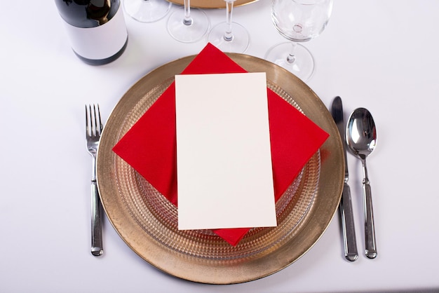 Menu vazio do restaurante em uma mesa festiva do feriado de Natal com espaço de cópia para inserir o próprio texto