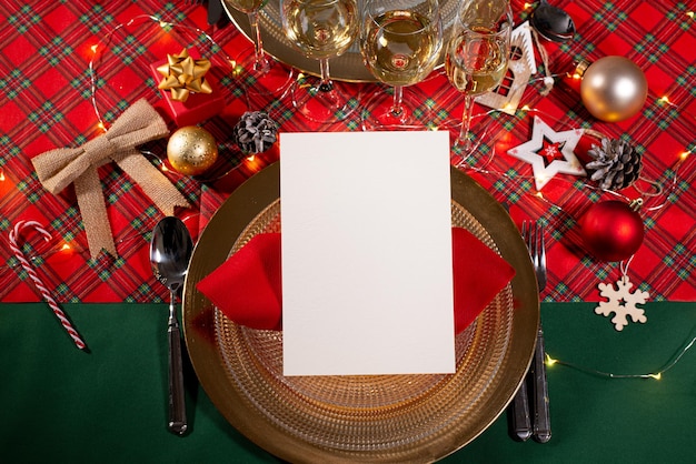 Menu vazio do restaurante em uma mesa festiva do feriado de Natal com espaço de cópia para inserir o próprio texto