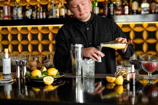 Menú de verano de cócteles y limonadas Bartender prepaining coctails el proceso