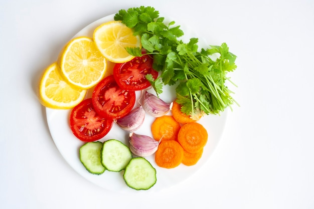 Menú de verano, un plato de verduras, plano