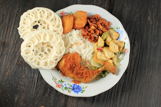 Menu Warung Tegal indonesischer Reis mit verschiedenen Beilagen