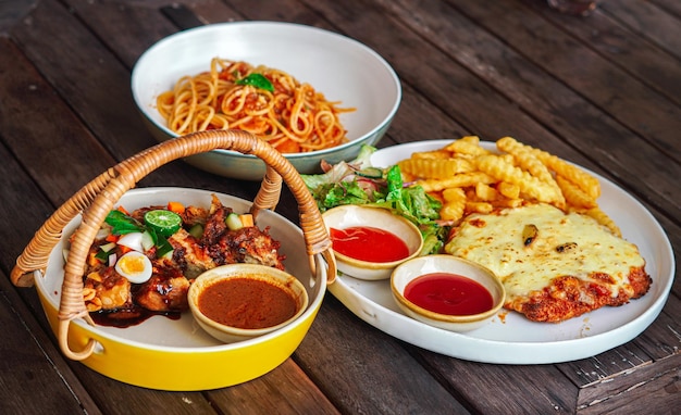 Menü aus Gado-Gado, traditionelles Essen aus Indonesien, Spaghetti, Hähnchen-Mozzarella-Pommes Frites