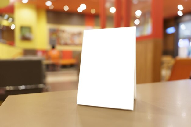 Menü-Mockup für die Textmarketing-Promotion Mockup Menü-Rahmen auf einem Holztisch im Restaurantraum für den Text