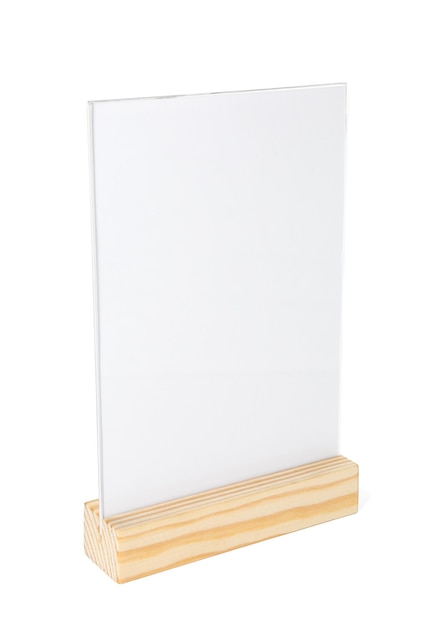 Menühalter auf einem Holztisch vor weißem Hintergrund Mockup für das Design