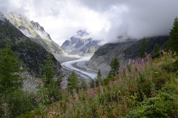 La Mer de Glace, Chamonix, Francia. Paisaje primaveral, con un glaciar perpetuo.