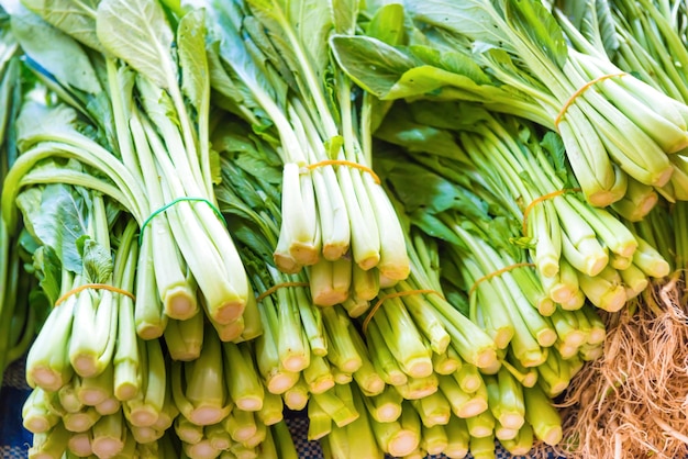 Mercado de abastos con puesto de frutas y verduras