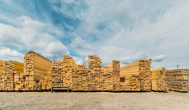 mercado al aire libre en la ciudad de la madera. una gran cantidad de diferentes materiales de construcción de madera.