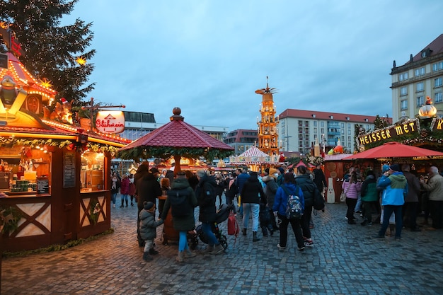 Mercado de Año Nuevo de Navidad en Dresde, Sajonia, Alemania 21 de diciembre de 2022