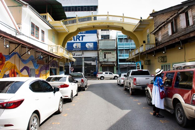 Mercado de antigüedades Puente de arco de 100 años o Sapan khong Khun Saethapakdi y arte callejero graffiti en el casco antiguo para viajeros tailandeses visitan Suratthani el 12 de octubre de 2023 en Surat Thani Tailandia