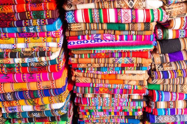 Foto mercado central de san pedro cuzco peru em 8 de outubro de 2014 tecidos coloridos da região andina