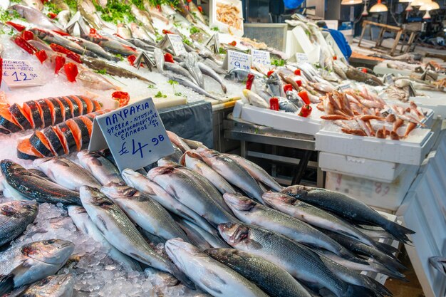 Mercado central de pescado con exhibiciones y mostradores con varios mariscos en Atenas, Grecia