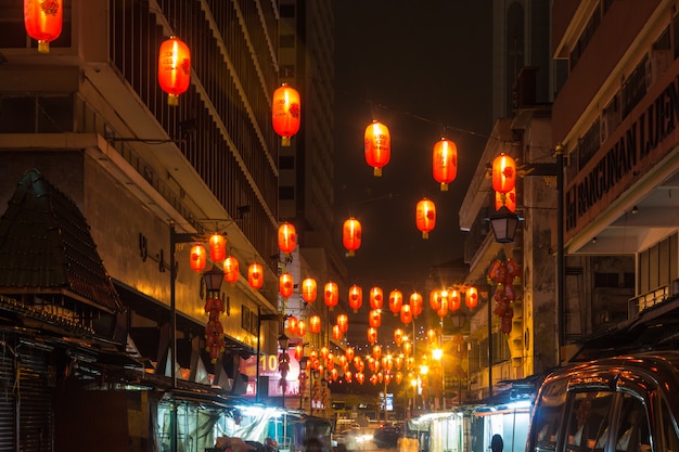 Mercado chinês com lanternas à noite