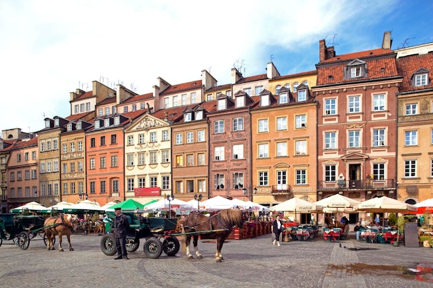 Mercado de la Ciudad Vieja con casas patricias Varsovia Polonia