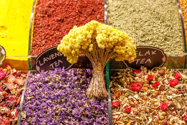 Mercado com diferentes tipos de plantas de ervas de chá e flores secas