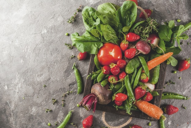 Mercado. Comida vegana saludable. Hortalizas frescas, bayas, verduras y frutas.