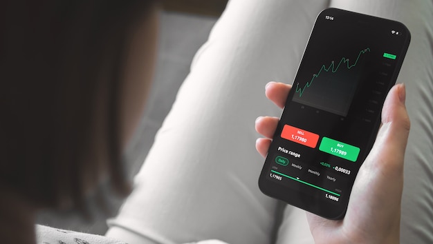 Mercado de ações online com telefone celular. Tela com gráficos financeiros. Foto de fundo de investimento e troca