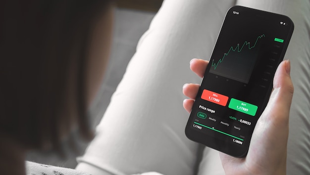 Mercado de ações online com telefone celular. tela com gráficos financeiros. foto de fundo de investimento e troca