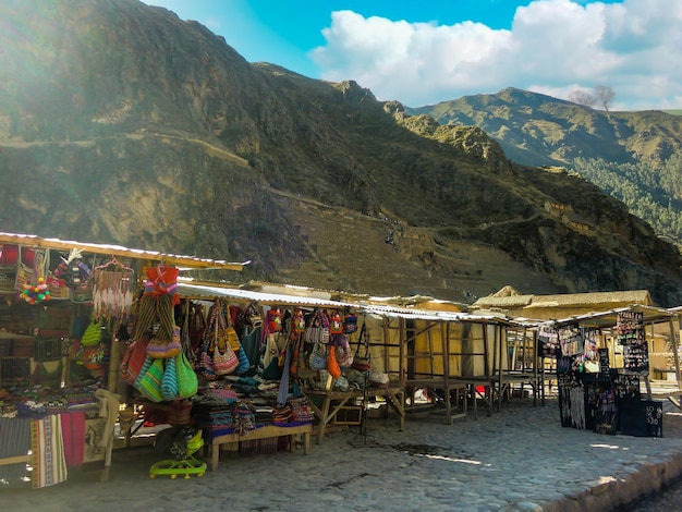 Mercado de artesanato no sopé de uma montanha em Cusco - Peru.