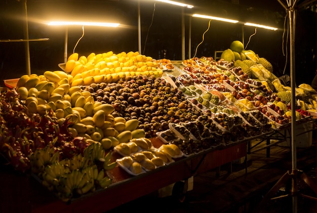 Mercado de comida de rua à noite no Vietnã com frutas