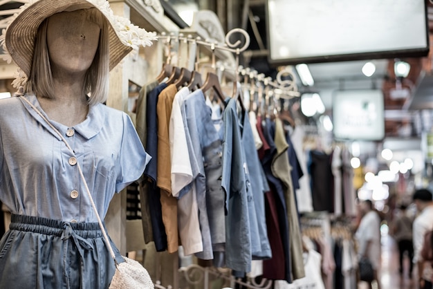 Foto mercado de compras de camisas