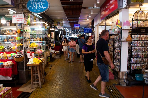 Foto mercado de fim de semana de chatuchak ou jatujak bazar de rua local para tailandeses e viajantes estrangeiros visita de viagem e compras produtos produtos presentes lembranças em 29 de outubro de 2023 em bangkok tailândia