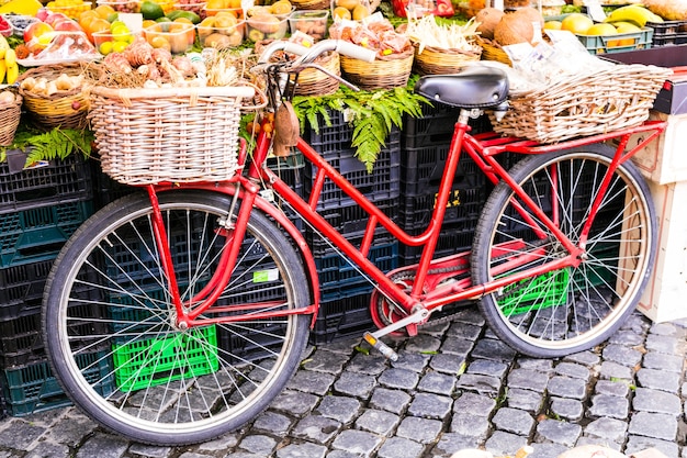 Mercado de frutas com bicicleta velha reto em campo di fiori em roma