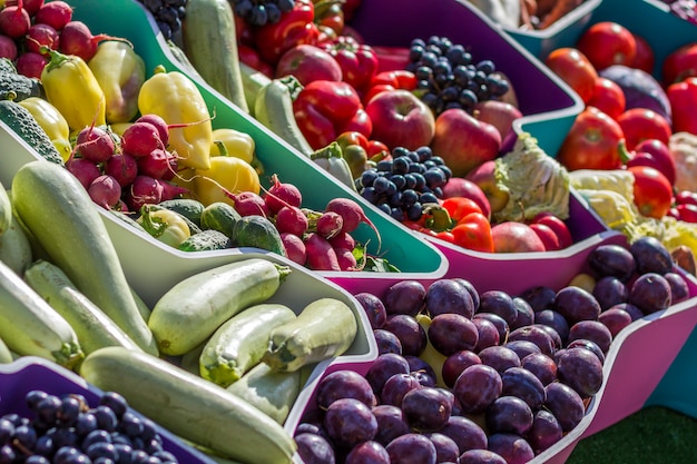 Mercado de frutas de agricultores com várias frutas e legumes frescos coloridos