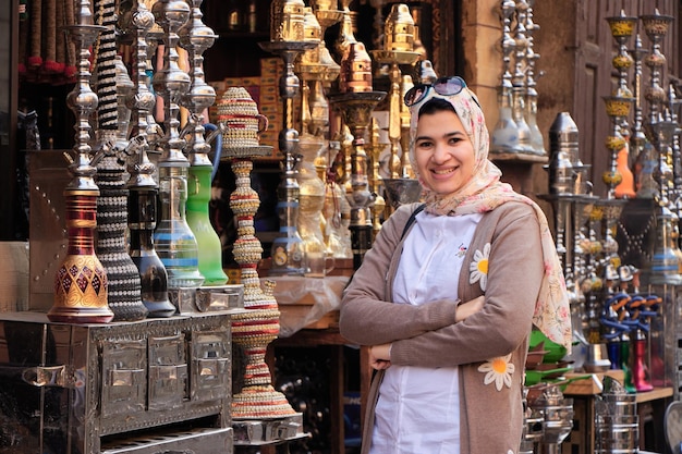 Mercado de Khan El Khalili no Cairo islâmico um turista com um mercado na rua Khan El Khalili no Islã