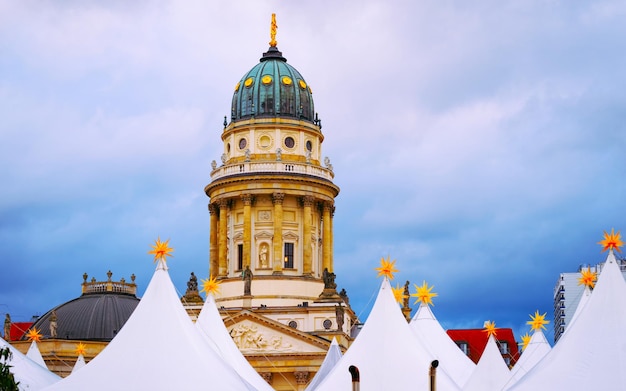 Mercado de Natal à noite de Gendarmenmarkt em Berlim de inverno, Alemanha. Rua alemã de Natal e feira de férias. Decoração do Advento e Barracas com Itens de Artesanato no Bazar.