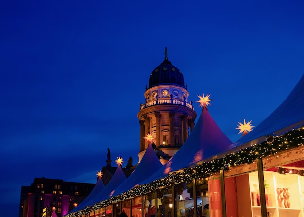 Mercado de Natal à noite em Gendarmenmarkt em Berlim na Alemanha na Europa no inverno. Rua alemã de Natal e feira de férias na cidade europeia