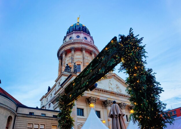 Mercado de Natal à noite no Gendarmenmarkt no inverno de Berlim, Alemanha. Decoração e barracas da Feira do Advento no Bazar.