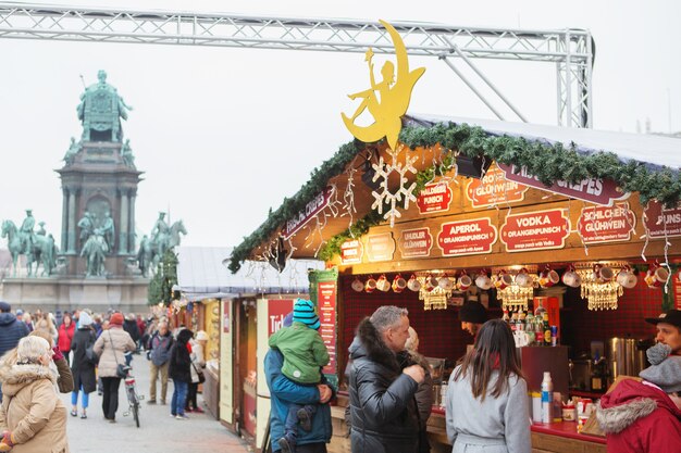 Mercado de Natal em Maria-Theresa-Square, Viena, Áustria