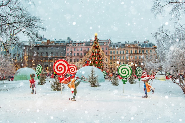 Mercado de Natal em São Petersburgo. Entretenimento festivo. São Petersburgo, Rússia