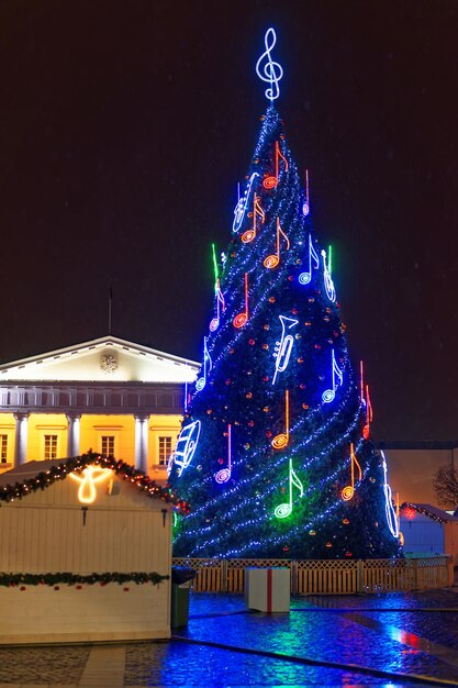 Mercado de Natal no centro histórico de Vilnius, Lituânia, em 24 de dezembro de 2014